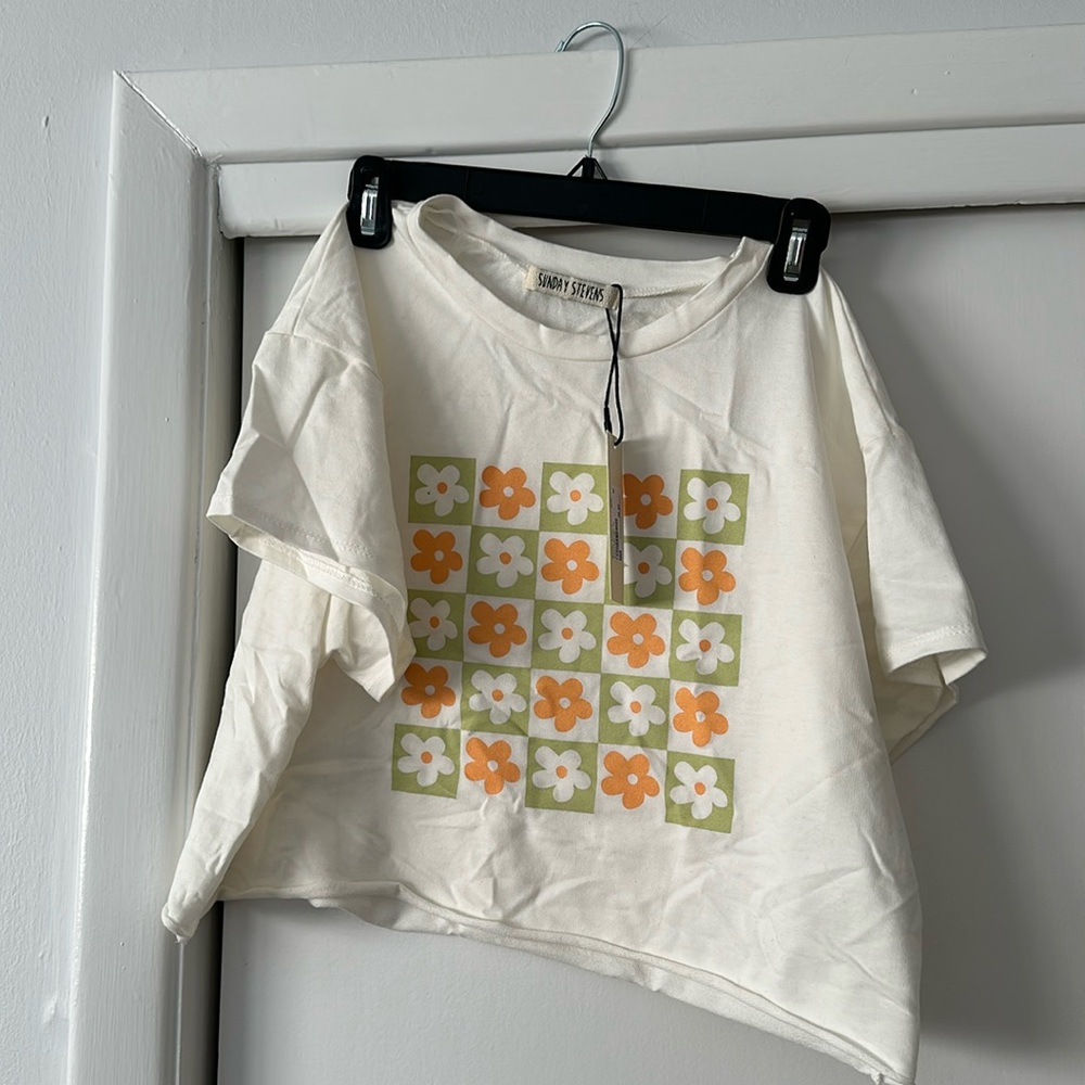 NWT Sunday Stevens cropped T-shirt with daisy design size M